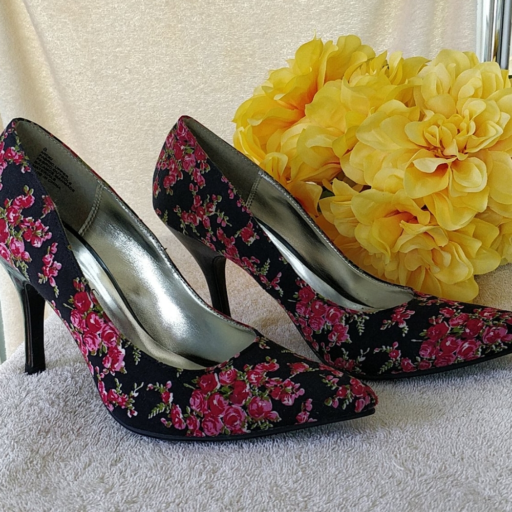 Floral Pointed Toe Pumps